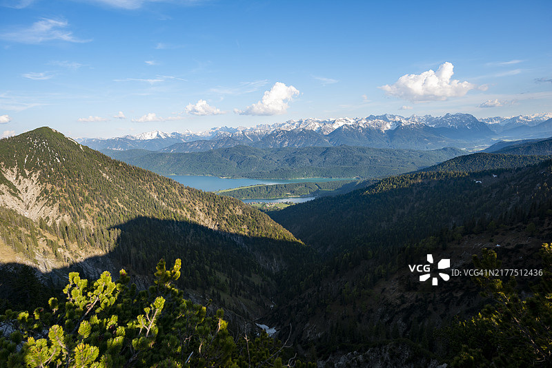 瓦chen湖和卡文德尔山脉的山景，黑尔佐格斯丹Heimgarten山脊步道，上巴伐利亚，巴伐利亚，德国，欧洲图片素材