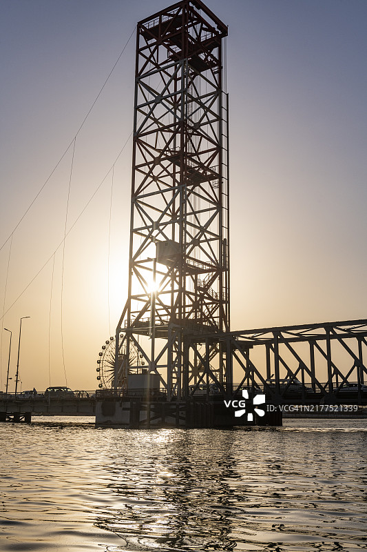 伊拉克巴士拉阿拉伯河上的桥梁图片素材