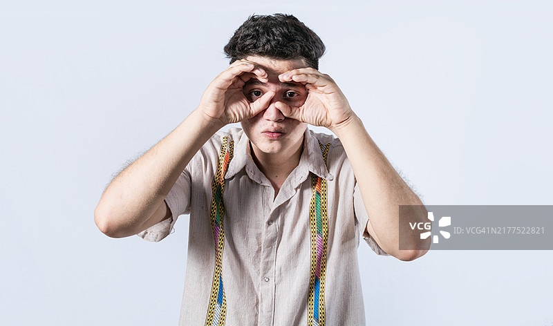 男子做望远镜手势图片素材