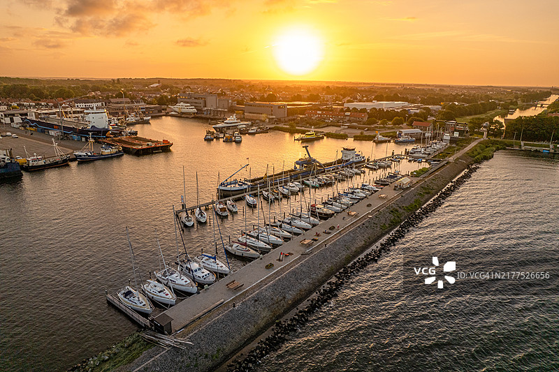 荷兰于尔克市日落时分的码头航拍图片素材