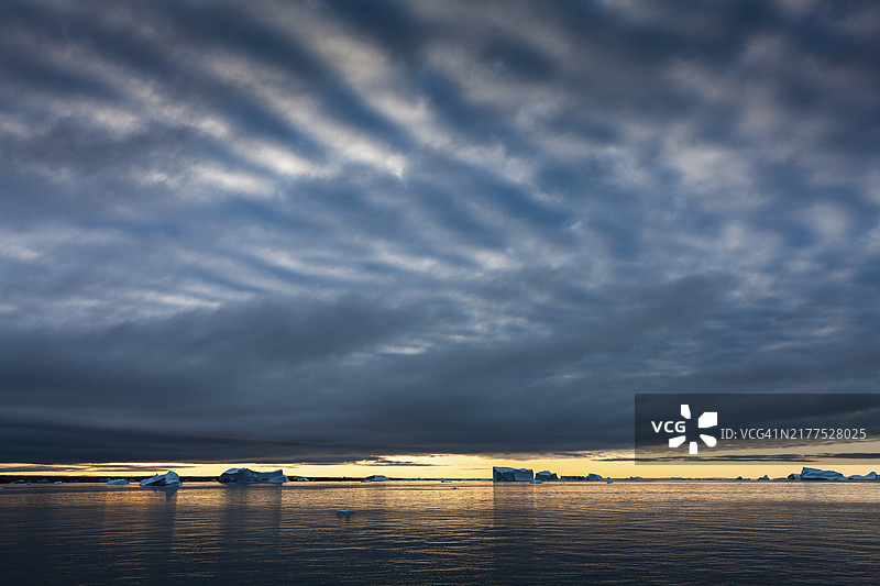 北冰洋日出时的冰山，斯科斯比湾，格陵兰东部图片素材