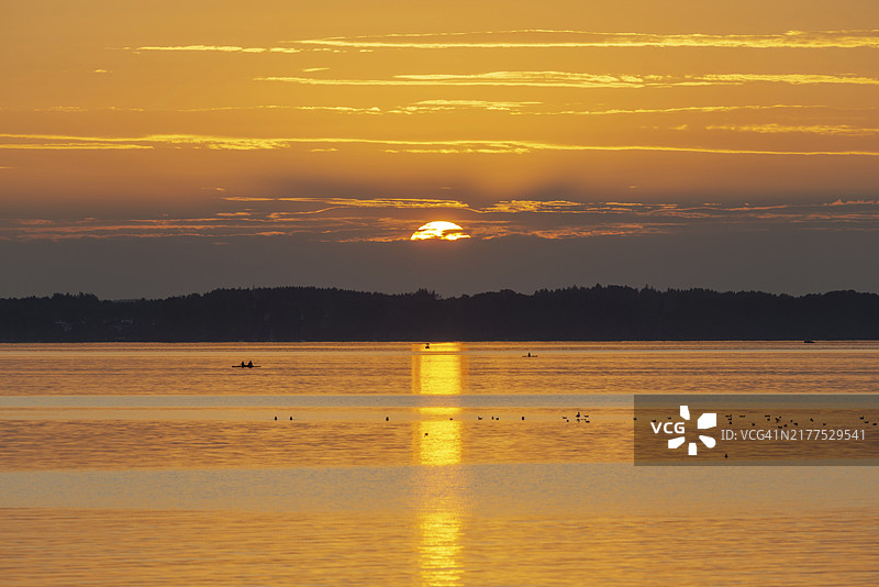 德国巴伐利亚州基明附近基姆湖的日落图片素材