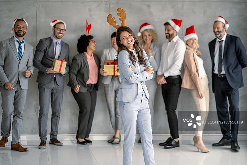 办公室里的节日气氛，团队欢快地庆祝图片素材