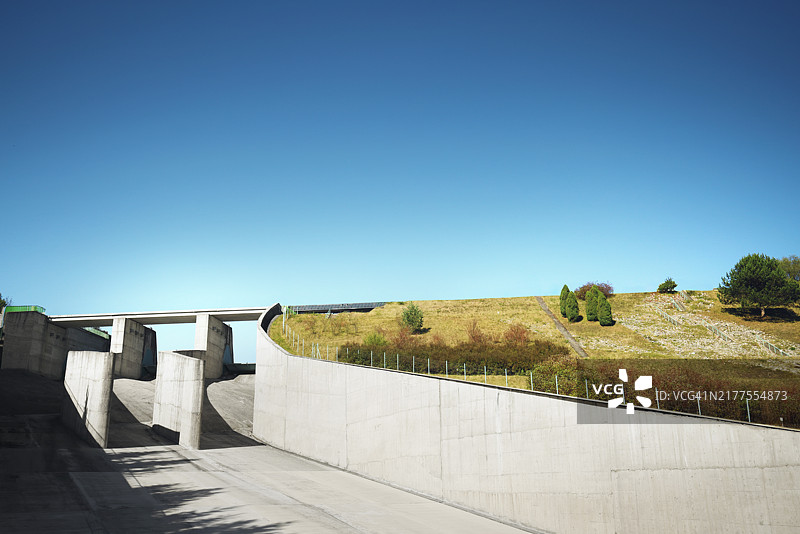 在Czorsztyn湖之间的山脉中的水电站景观图片素材