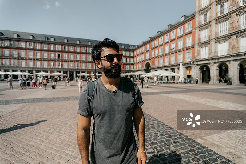 在马约尔广场享受阳光图片素材