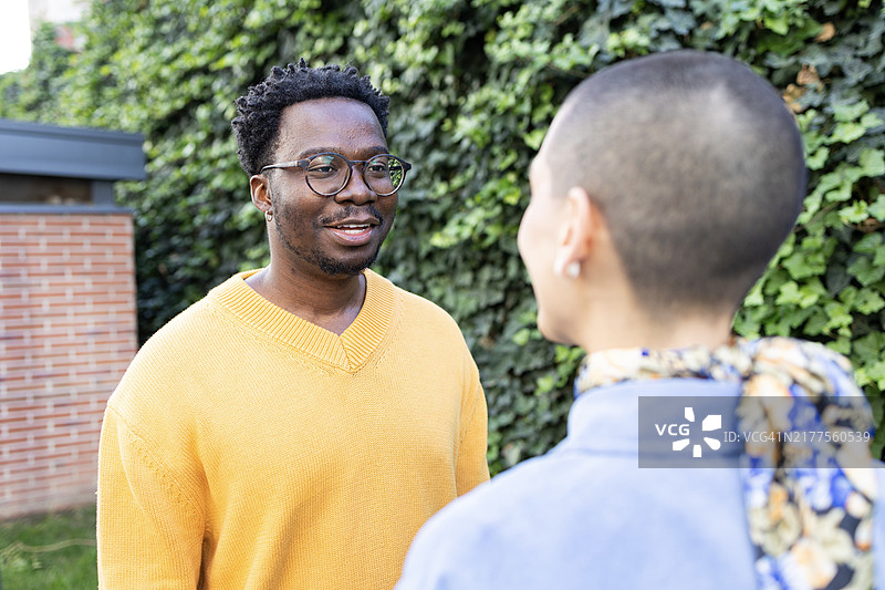 两位微笑的积极人物肖像图片素材