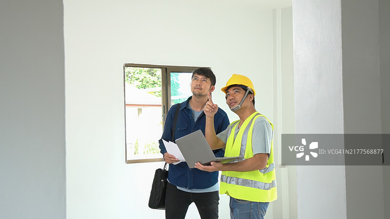 亚洲男工程师向有兴趣购房的亚洲男人讲解房屋结构和强度，房屋项目概念，关于强度和结构标准图片素材