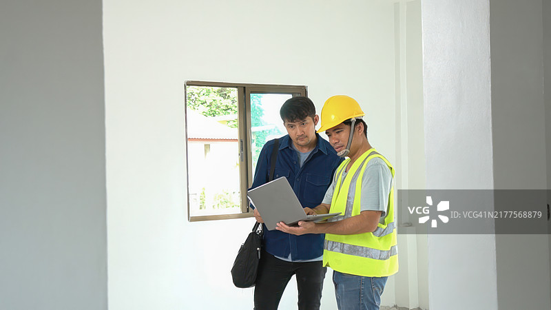 亚洲男工程师向有兴趣购房的亚洲男人讲解房屋结构和强度，房屋项目概念，关于强度和结构标准图片素材