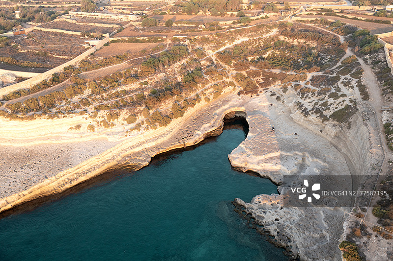 马耳他马尔萨什洛克德利马拉角的卡兰卡湾鸟瞰图片素材