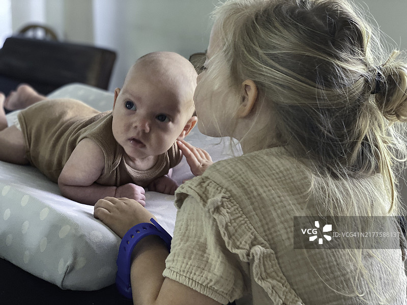 和弟弟在一起的幼儿女孩图片素材