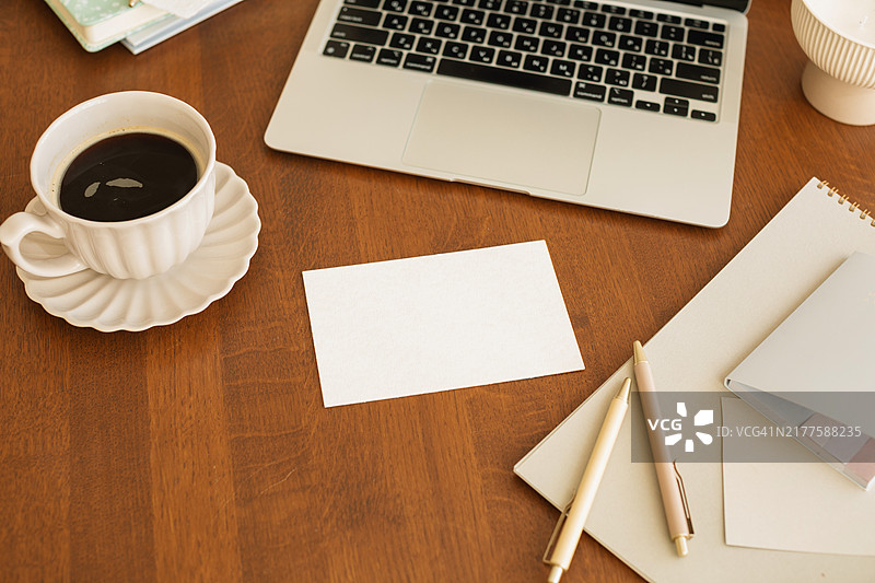 一杯黑咖啡、笔记本电脑、卡片和文具图片素材