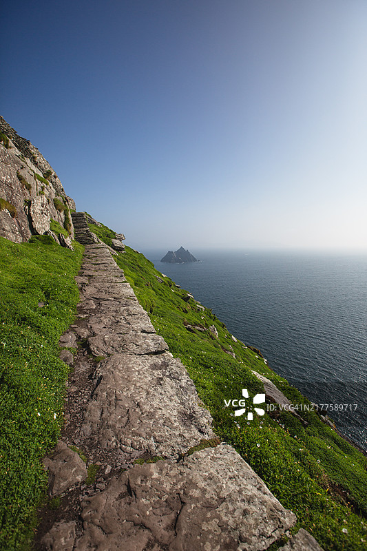 通往斯凯利格·迈克尔岛（大斯凯利格岛）的石路，爱尔兰凯里郡图片素材
