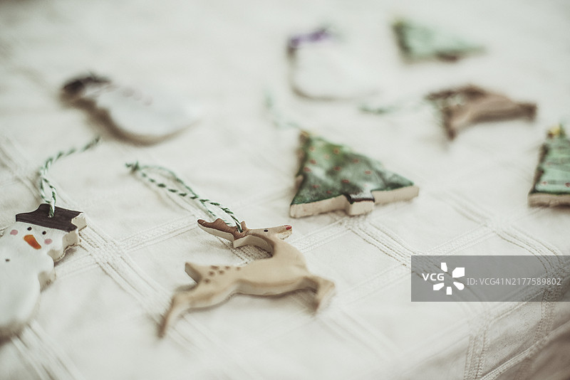 桌子上各种圣诞装饰品特写图片素材