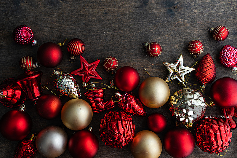 俯视：木桌上各种红色、金色和银色圣诞球图片素材