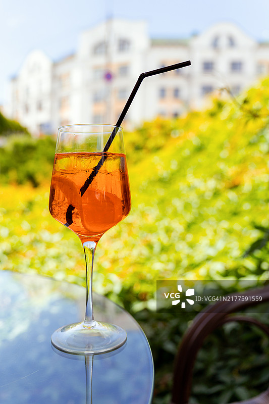 花园桌上的橙色鸡尾酒特写图片素材