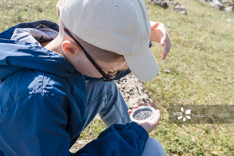 在佐治亚州户外手持指南针的青少年男孩特写图片素材