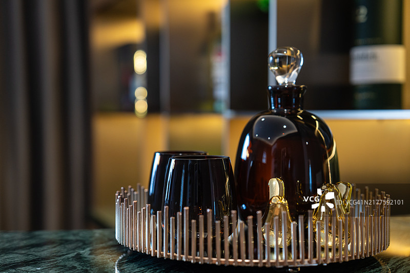 托盘上高雅的酒具醒酒器和玻璃杯套装图片素材