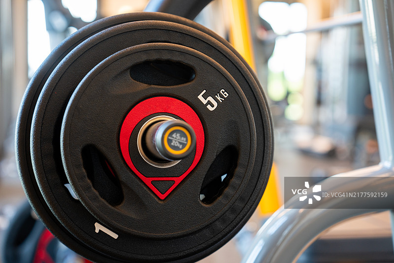 健身器材上的杠铃片特写图片素材