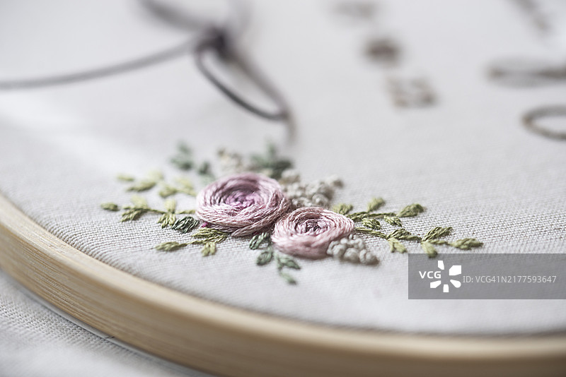 带有花卉图案的绣花绷子特写图片素材