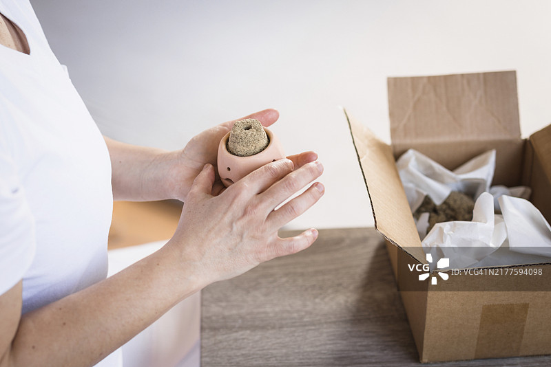 女人准备艾灸治疗图片素材