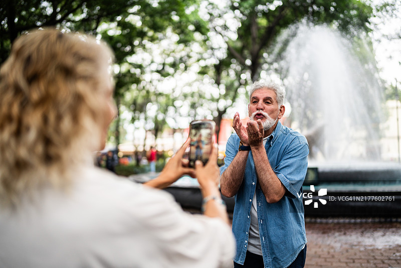 在户外摆姿势拍照的年长男人图片素材