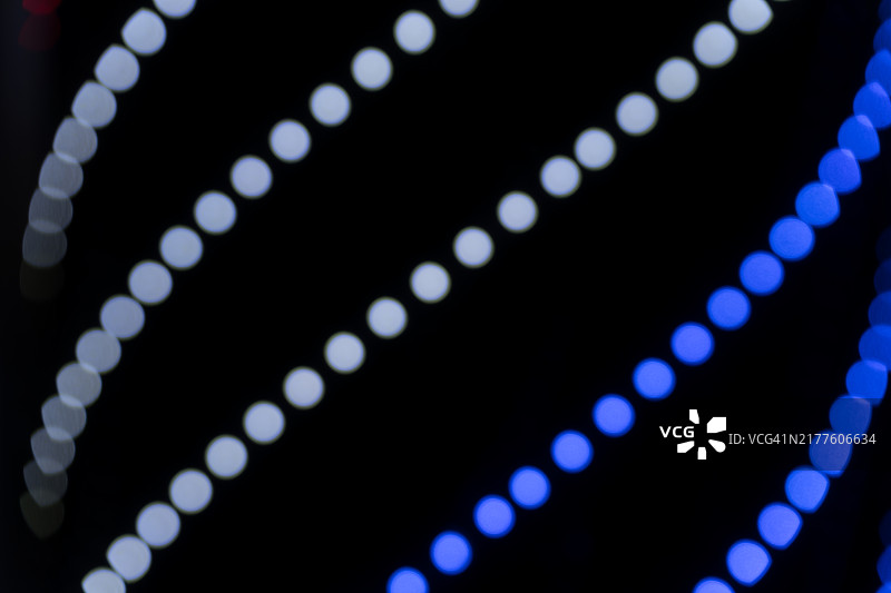 抽象LED灯光散景图案，蓝白虚线，未来科技现代设计概念图片素材