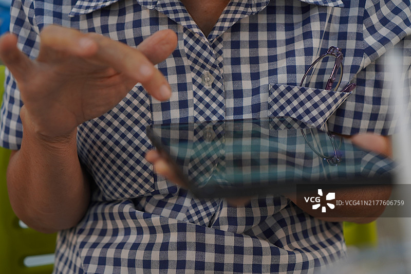 女性使用平板电脑图片素材