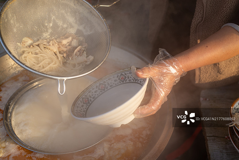 在街边摊购买羊杂汤图片素材