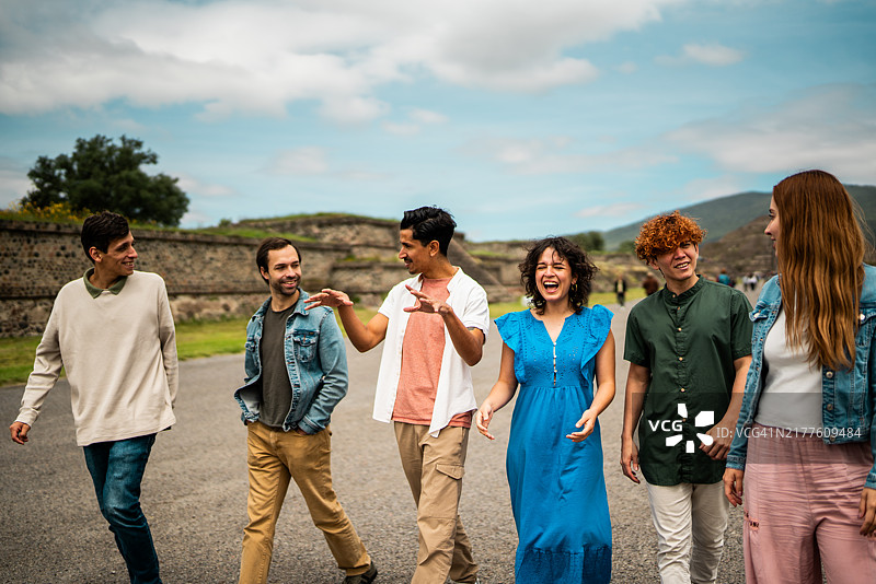 快乐的游客朋友们在墨西哥的特奥蒂瓦坎金字塔上交谈图片素材