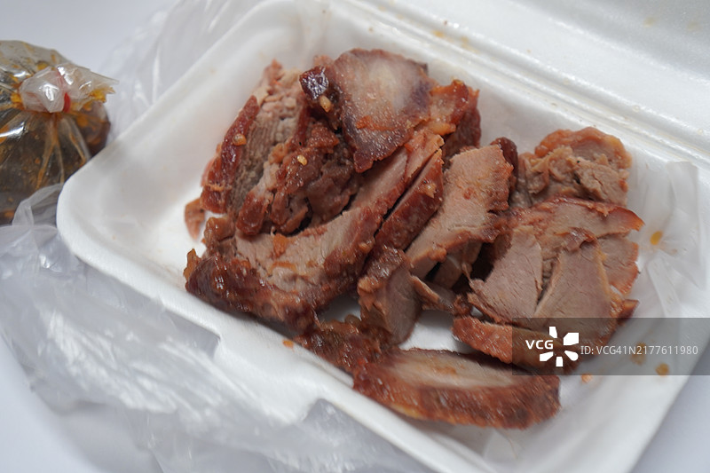 泡沫箱中的烤猪肉图片素材