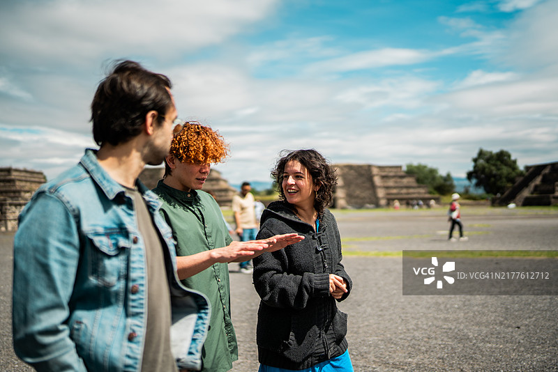 在墨西哥特奥蒂瓦坎金字塔上，游客朋友们边走边聊。图片素材
