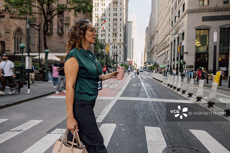 在纽约市中心过马路的女人图片素材