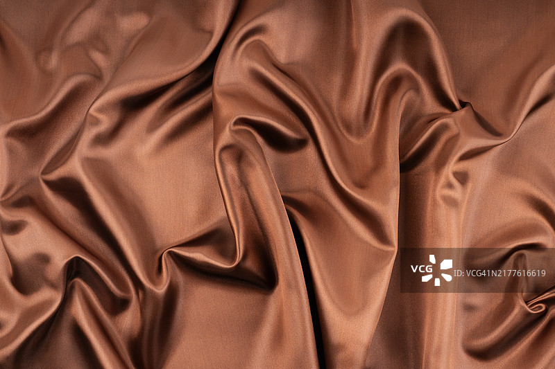 棕色光面缎面纹理背景与波浪和褶皱图片素材