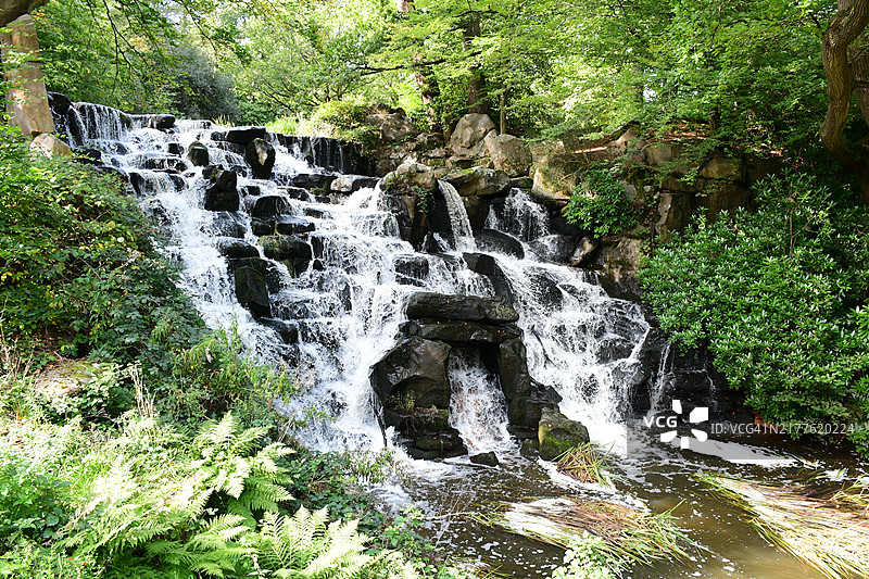 弗吉尼亚湖瀑布，温莎大公园，英国图片素材