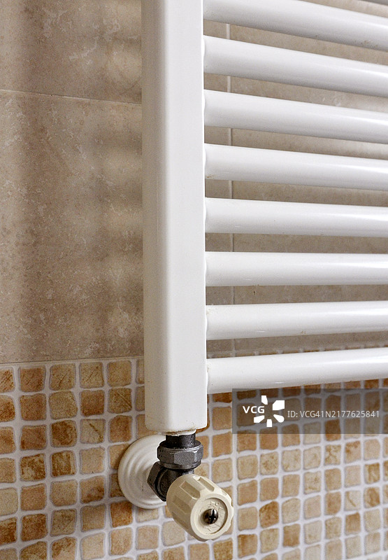 现代住宅浴室内的散热器特写图片素材