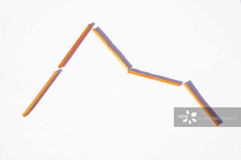 白色背景上的橘色柱状图图片素材