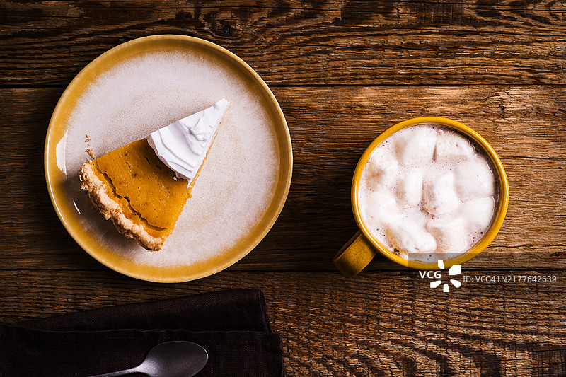感恩节南瓜派和热巧克力棉花糖图片素材
