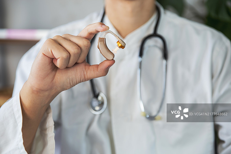 医生展示助听器图片素材