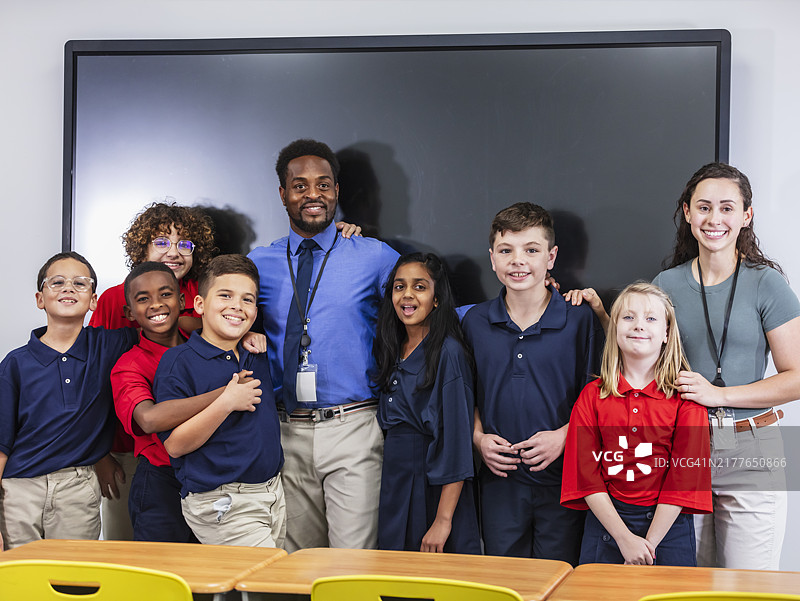 两位老师与一群小学生图片素材