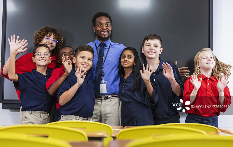 与学生在一起的黑人男小学老师图片素材