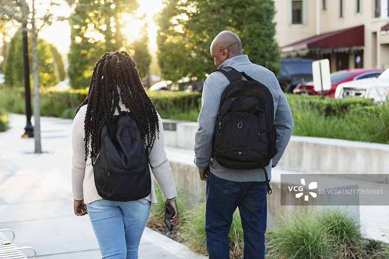 非裔美国父亲送十几岁的女儿上学图片素材