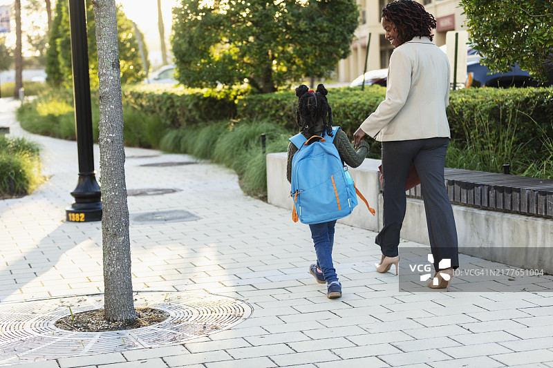 非洲裔母亲送女儿上学图片素材