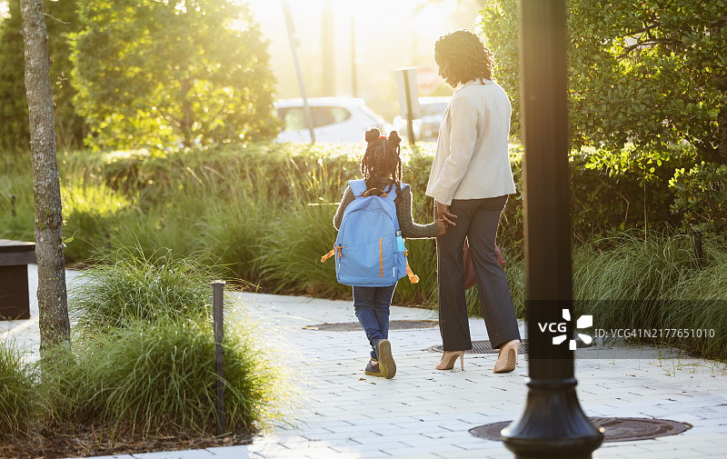非洲裔母亲送女儿上学图片素材