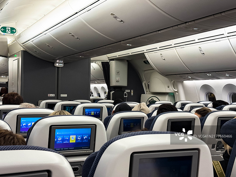 伦敦飞往迪拜的波音777航班内部图片素材