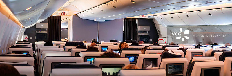 伦敦飞往迪拜的波音777航班内部图片素材