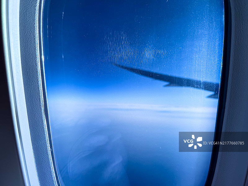 高空云景与飞机机翼图片素材