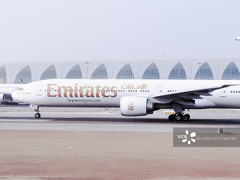 迪拜机场阿联酋航空波音777飞机在清晨从迪拜国际机场起飞特写图片素材