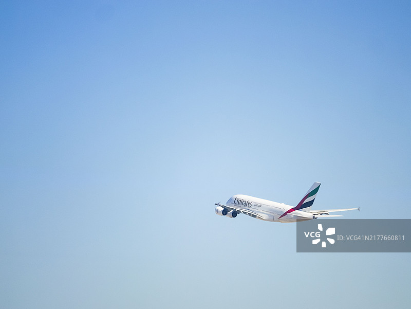 迪拜机场 - 早晨时分，阿联酋航空的波音777飞机从DXB起飞的特写镜头图片素材