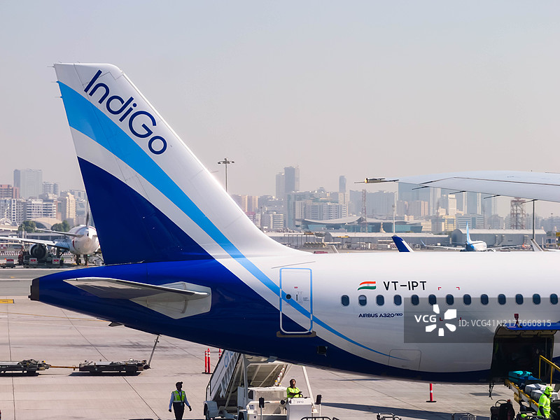 印度靛蓝航空飞机在迪拜DXB机场滑行的特写镜头图片素材