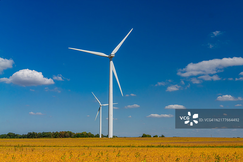 农田中的风力涡轮机图片素材